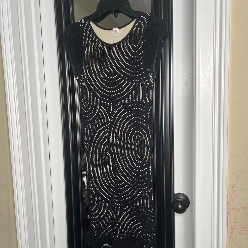 Elegant Black and White Patterned Dress